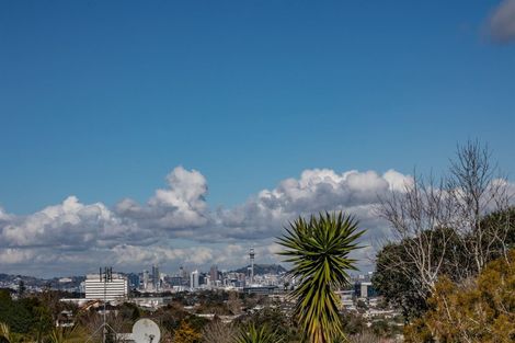 Photo of property in 82 Ravenwood Drive, Forrest Hill, Auckland, 0620