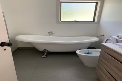 Photo of property in 2/6 Sonnenberg Way, Titirangi, Auckland, 0604