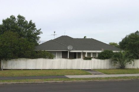 Photo of property in 2/15 Cyril Crescent, West Harbour, Auckland, 0618