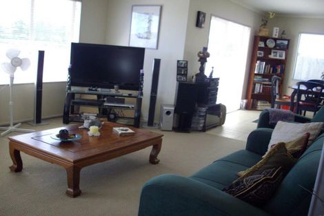 Photo of property in 24 Stranraer Crescent, Wattle Downs, Auckland, 2103