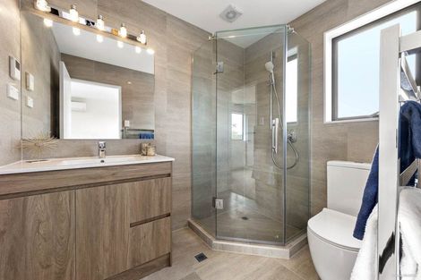 Photo of property in 37b Kingdale Road, Henderson, Auckland, 0610