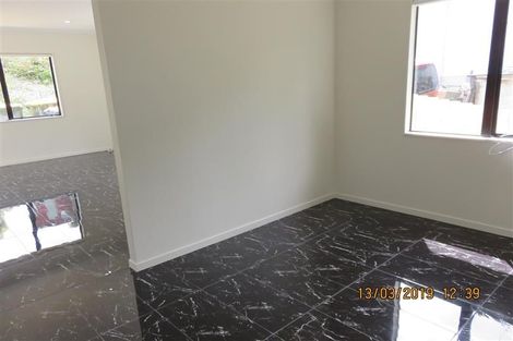 Photo of property in 5 Fernhaven Place, Massey, Auckland, 0614