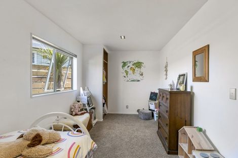 Photo of property in 16a Alder Place, Newlands, Wellington, 6037