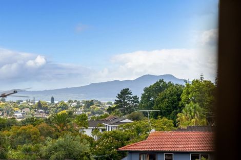 Photo of property in 2/14 Target Road, Totara Vale, Auckland, 0629