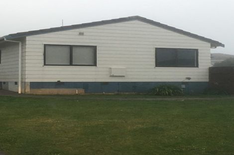 Photo of property in 28 Fernhaven Grove, Newlands, Wellington, 6037