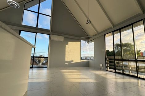 Photo of property in 37b Wade River Road, Stanmore Bay, Whangaparaoa, 0932