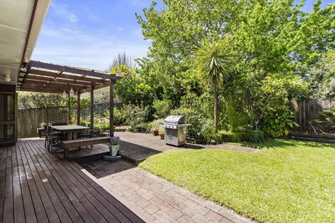 Photo of property in 8 Webb Place, Forrest Hill, Auckland, 0620