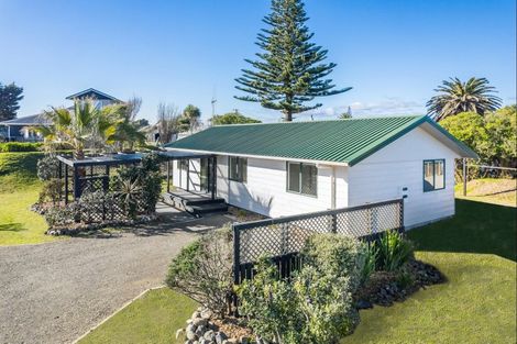 Photo of property in 16b Karaka Street, Otaki Beach, Otaki, 5512