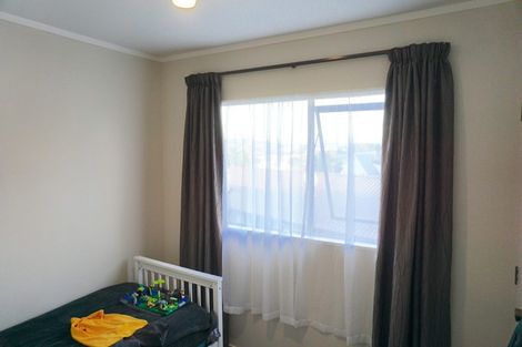 Photo of property in 2/14 Sandgate Avenue, Botany Downs, Auckland, 2010