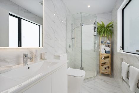 Photo of property in 5b Beach Road, Te Atatu Peninsula, 0610