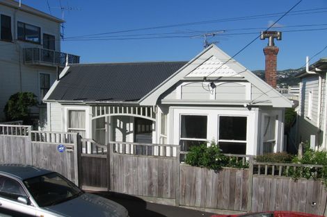 Photo of property in 64 Roxburgh Street, Mount Victoria, Wellington, 6011