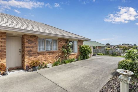 Photo of property in 15 Balmerino Grove, Waikanae, 5036
