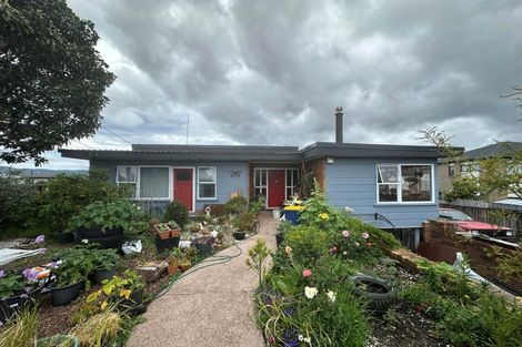 Photo of property in 3 Hillary Heights Avenue, Glendene, Auckland, 0602