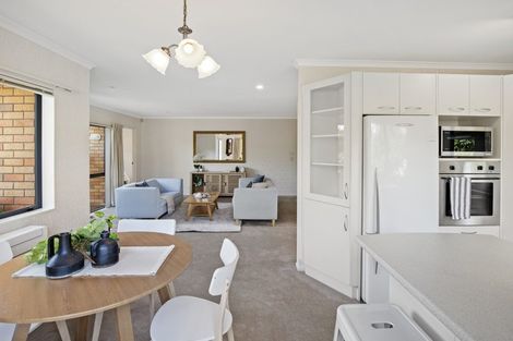 Photo of property in 16 Ranch Place, Pukekohe, 2120