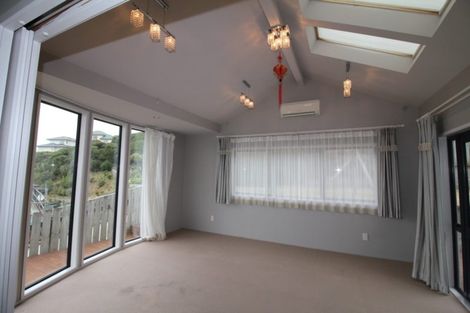 Photo of property in 28 Tamworth Crescent, Newlands, Wellington, 6037