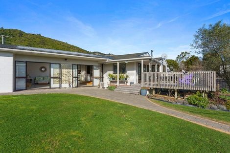 Photo of property in 10 Winara Avenue, Waikanae, 5036