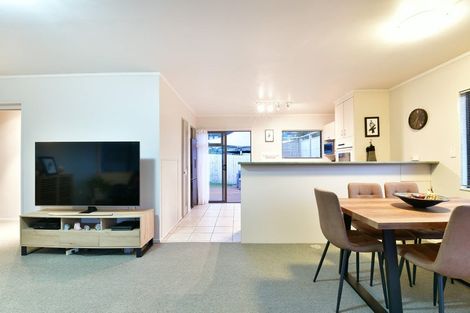 Photo of property in 15b Pacific Parade, Army Bay, Whangaparaoa, 0930