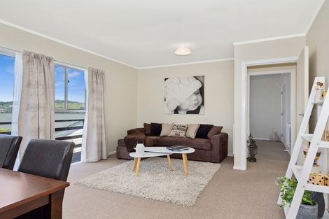 Photo of property in 9 Chetwode Grove, Newlands, Wellington, 6037