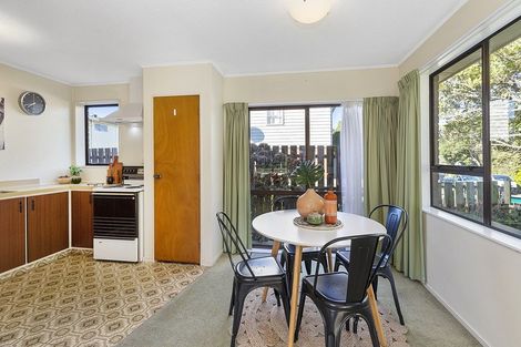 Photo of property in 5/4 Stewart Drive, Newlands, Wellington, 6037