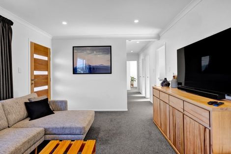 Photo of property in 25 Simons Street, Moturoa, New Plymouth, 4310