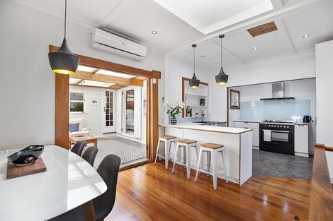 Photo of property in 402 Queens Drive, Lyall Bay, Wellington, 6022