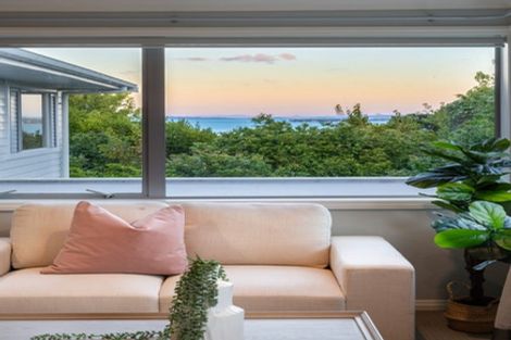 Photo of property in 8 Page Point, Mellons Bay, Auckland, 2014