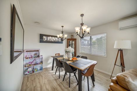 Photo of property in 10 Kirkdale Place, Northcross, Auckland, 0632