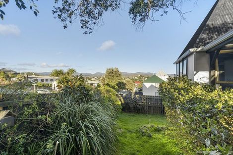 Photo of property in 142 Akaroa Drive, Maupuia, Wellington, 6022