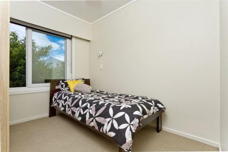 Photo of property in 2/10a Wernham Place, Northcote, Auckland, 0626