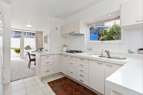 Photo of property in 3/212 Hurstmere Road, Takapuna, Auckland, 0622