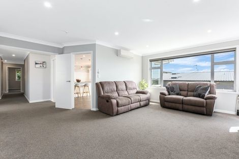 Photo of property in 14 Canary Way, Whitby, Porirua, 5024