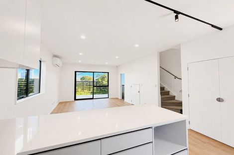 Photo of property in 6/18 Albert Road, Kelston, Auckland, 0602