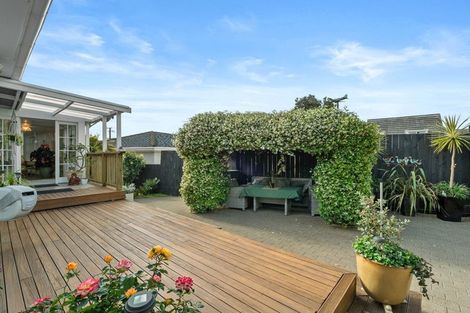 Photo of property in 27 Miro Road, Mangere Bridge, Auckland, 2022