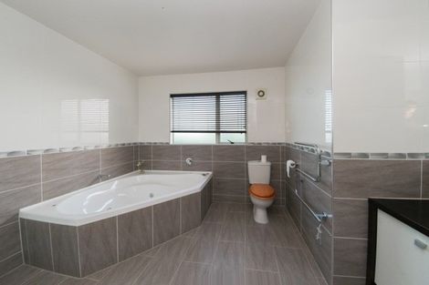 Photo of property in 30 Cherrywood Crescent, Northpark, Auckland, 2013