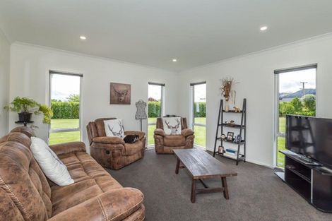 Photo of property in 33 Wakefield Road, Levin, 5571