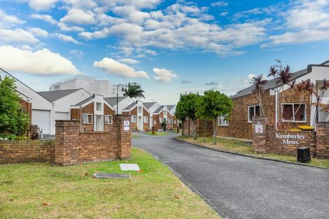 Photo of property in 5/16 Vinograd Drive, Te Atatu Peninsula, Auckland, 0610