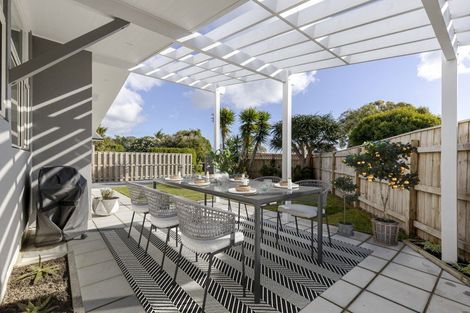 Photo of property in 25 Waiwera Place, Merrilands, New Plymouth, 4312