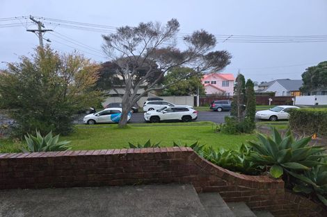 Photo of property in 8 Staveley Avenue, Mount Roskill, Auckland, 1041