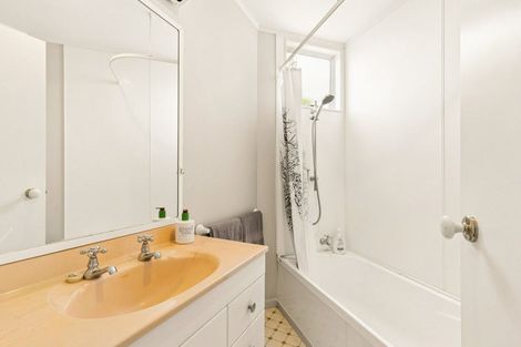 Photo of property in 5 Erskine Close, Island Bay, Wellington, 6023