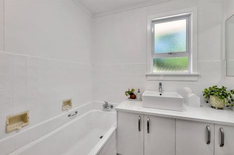 Photo of property in 9a Brois Street, Frankleigh Park, New Plymouth, 4310