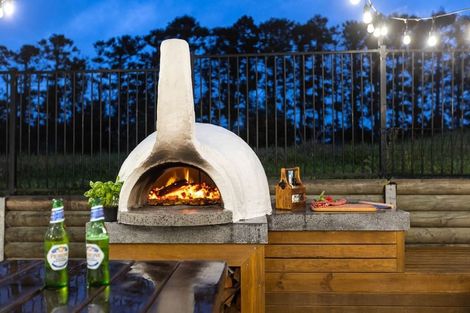 Photo of property in 13 Barrique Road, Kumeu, 0810