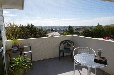 Photo of property in 10 Mcfetridge Place, Hillcrest, Auckland, 0627