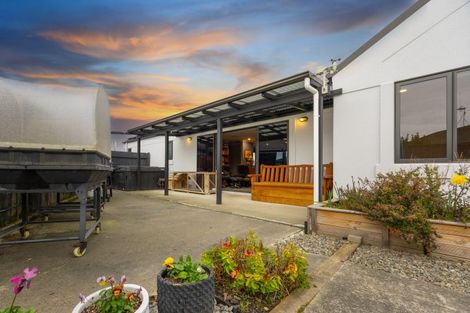 Photo of property in 77 Meridian Grove, Kelvin Grove, Palmerston North, 4414