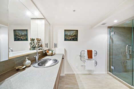 Photo of property in 30 Fairfax Avenue, Northcote, Auckland, 0627