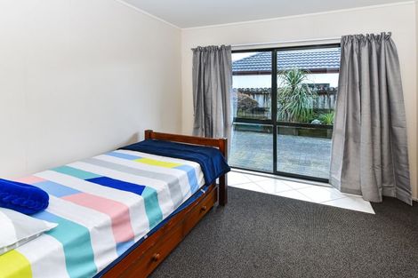 Photo of property in 1/7 Ribbonwood Crescent, Goodwood Heights, Auckland, 2105