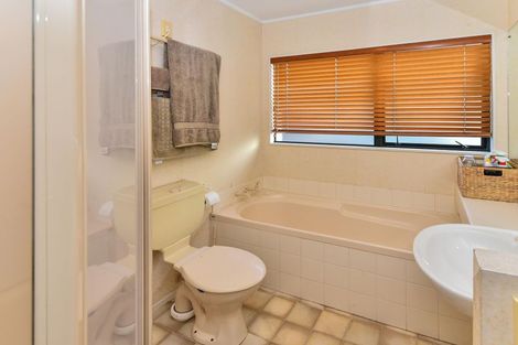 Photo of property in 1/7 Ribbonwood Crescent, Goodwood Heights, Auckland, 2105
