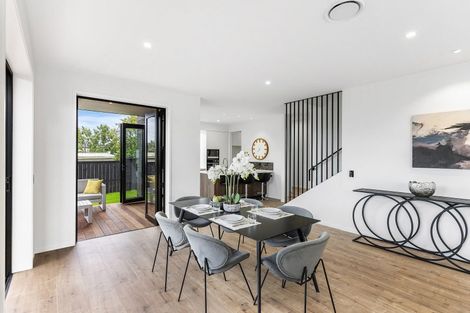 Photo of property in 1 The Crest, Sunnyhills, 2010