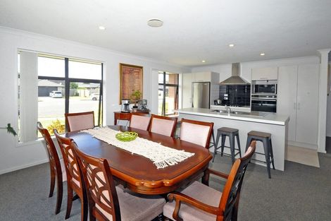 Photo of property in 17 Dumas Place, Rosehill, Papakura, 2113