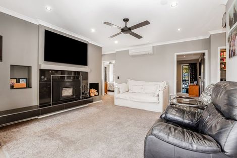 Photo of property in 15 Glenorchy Way, Aotea, Porirua, 5024
