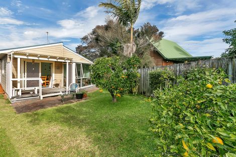 Photo of property in 2/218 Sunnynook Road, Totara Vale, Auckland, 0627